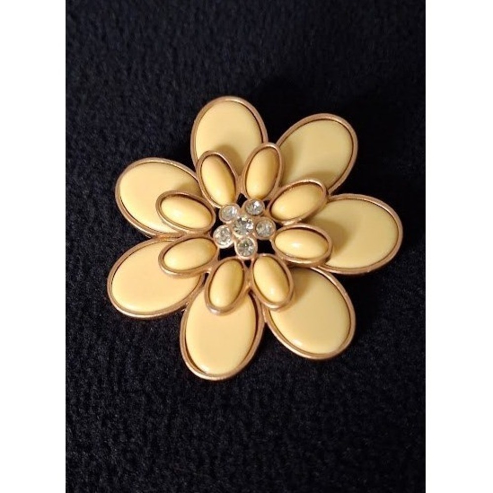 Vintage Style Cream Flower Brooch Gold Tone Rhinestone Floral Pin Yellow Petal